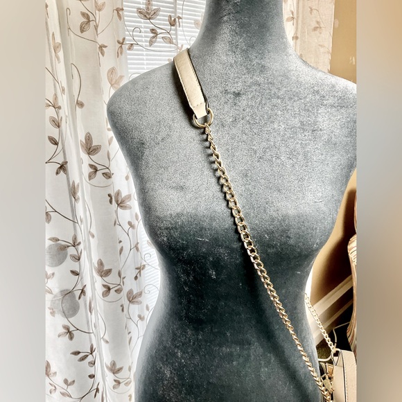 Elegant White & Cream Round Crossbody Bag. NWOT - Picture 3 of 9